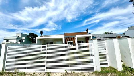 Casa adosada con 2 suites a 150 metros de la playa de Canto Grande