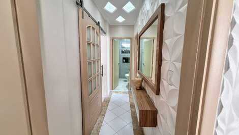 Corredor e banheiro social.