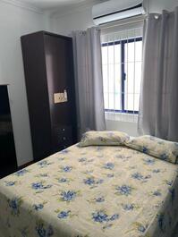 Apartamento para 8 pessoas com amplo terraço em Meia Praia