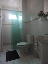 Apartamento para 8 pessoas com amplo terraço em Meia Praia