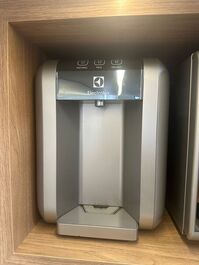 Filtro de água com purificador, água limpa e gelada o tempo. 