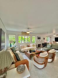 House in a condominium on Baleia beach