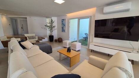 MANSIÓN CON 5 SUITES DE TEMPORADA, JURERÊ INTERNACIONAL