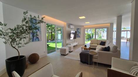 MANSIÓN CON 5 SUITES DE TEMPORADA, JURERÊ INTERNACIONAL