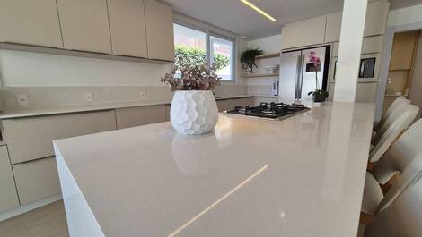 MANSIÓN CON 5 SUITES DE TEMPORADA, JURERÊ INTERNACIONAL