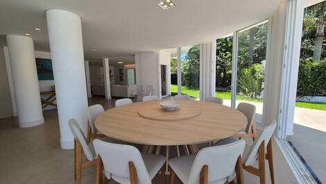 MANSIÓN CON 5 SUITES DE TEMPORADA, JURERÊ INTERNACIONAL