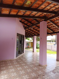 Confortável casa para 18 pessoas na Enseada a 400 metros da Prainha