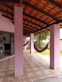 Confortável casa para 18 pessoas na Enseada a 400 metros da Prainha