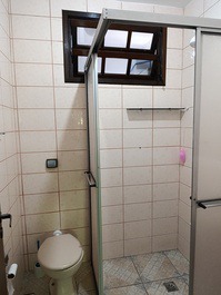 Confortável casa para 18 pessoas na Enseada a 400 metros da Prainha