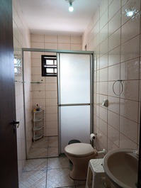 Confortável casa para 18 pessoas na Enseada a 400 metros da Prainha