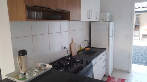 Ótima casa em Itapoá SC, wifi, 02 Quartos, estac. para até 4 carros