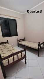 Apartamento Pé na Areia, con barbacoa en el balcón frente al mar.