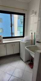 Apartamento Pé na Areia, con barbacoa en el balcón frente al mar.