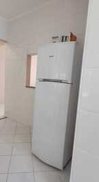 Apartamento Pé na Areia, con barbacoa en el balcón frente al mar.