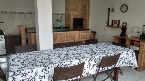 Área gourmet com cozinha e churrasqueira 