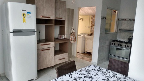 Cozinha com área de serviço só lado 