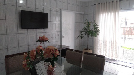 Sala de estar com tv e netflix wi-fi integrado 