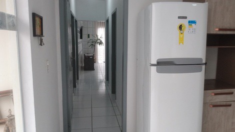 Cozinha com geladeira biplex 