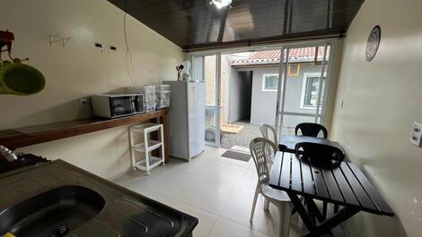 Lindo geminado 1 suite e 1 quarto com AC, WI-FI, churrasqueira