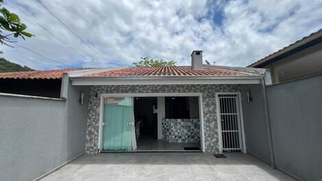 Lindo geminado 1 suite e 1 quarto com AC, WI-FI, churrasqueira