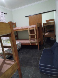 Quarto 1 com 6 acomodações 