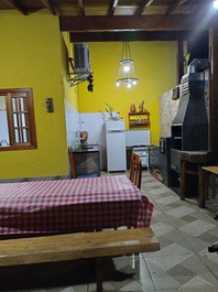 Cozinha externa com fogão de lenha 