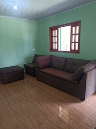 Casa chalé cercada por mata natural, com uma vista linda!