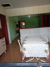 Casa chalé cercada por mata natural, com uma vista linda!