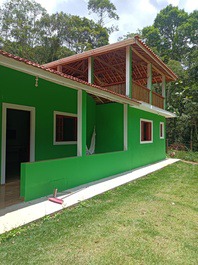 Casa chalé cercada por mata natural, com uma vista linda!