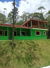 Casa chalé cercada por mata natural, com uma vista linda!