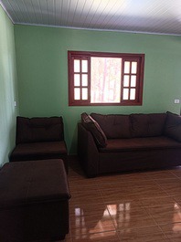 Casa chalé cercada por mata natural, com uma vista linda!