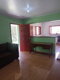 Casa chalé cercada por mata natural, com uma vista linda!