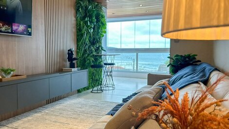 303 - Apto com 03 dorm com Vista Mar na Avenida Principal de Bombas