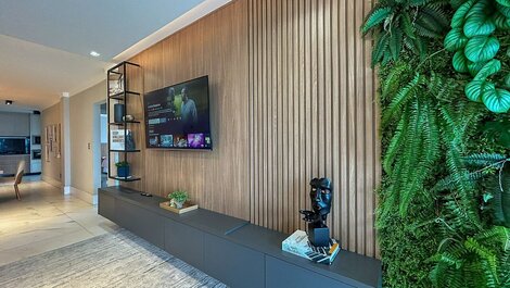 303 - Apto com 03 dorm com Vista Mar na Avenida Principal de Bombas