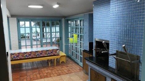 House with Pool and 5 Suites in the Heart of Bombinhas!