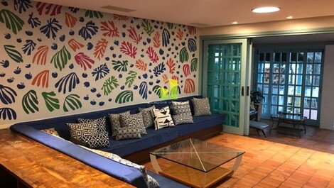 House with Pool and 5 Suites in the Heart of Bombinhas!