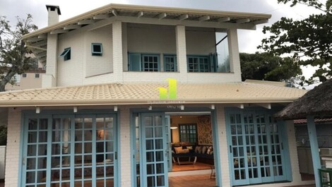 House with Pool and 5 Suites in the Heart of Bombinhas!