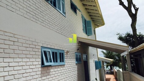 House with Pool and 5 Suites in the Heart of Bombinhas!