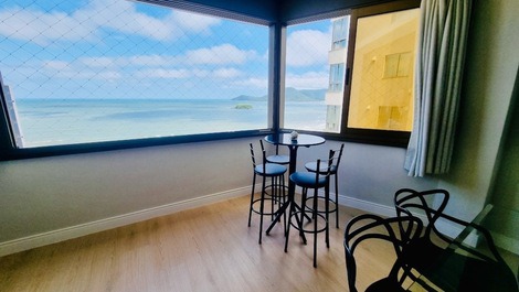 FRENTE MAR! ÓTIMA LOCALIZAÇÃO; 4 QUARTOS; 4 BANHEIROS; 1 VAGA; WIFI