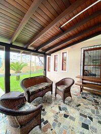 Ereat HOME WITH AIR CONDITIONED and pool! GET TO BEST Vacation!