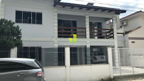 Linda Casa de 4 dormitórios na Praia de Bombas/SC!