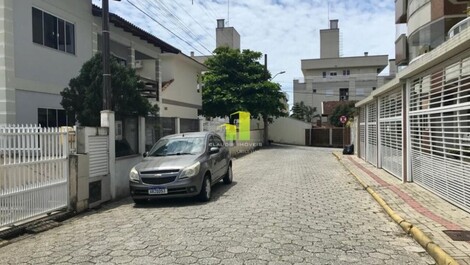 Linda Casa de 4 dormitórios na Praia de Bombas/SC!