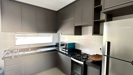 Lindo apartamento de 2 quartos próximo à praia