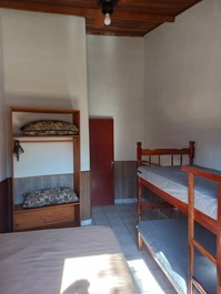 Chalé (50m2) completo em cond. fechado. Acesso direto à praia Cocanha