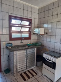 Chalé (50m2) completo em cond. fechado. Acesso direto à praia Cocanha