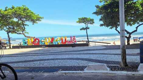Obelisco eu amo o guaruja a uma quadra do apt.