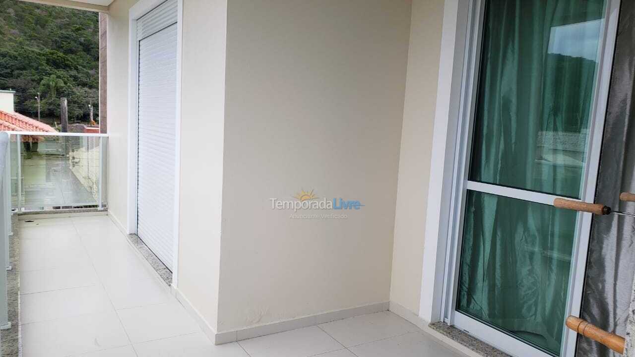 Apartamento para aluguel de temporada em Governador Celso Ramos (Praia de Palmas)