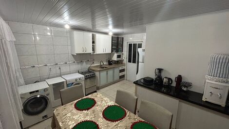 Sala de jantar, cozinha e área de reviço