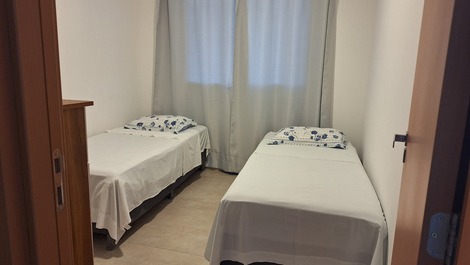 Quarto 2 com 2 camas de solteiro com a possibilidade de juntar para casal.