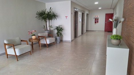 Portaria com acesso a 2 elevadores.